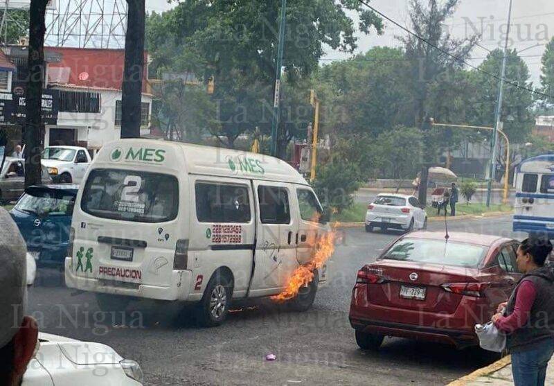 Camioneta escolar se incendia en Xalapa