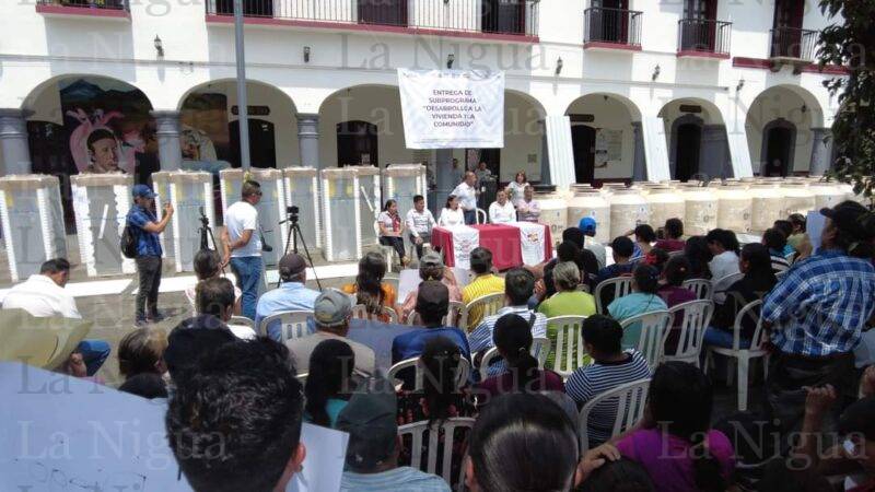 Entrega refrigeradores, tinacos y láminas a familias huatusqueñas.