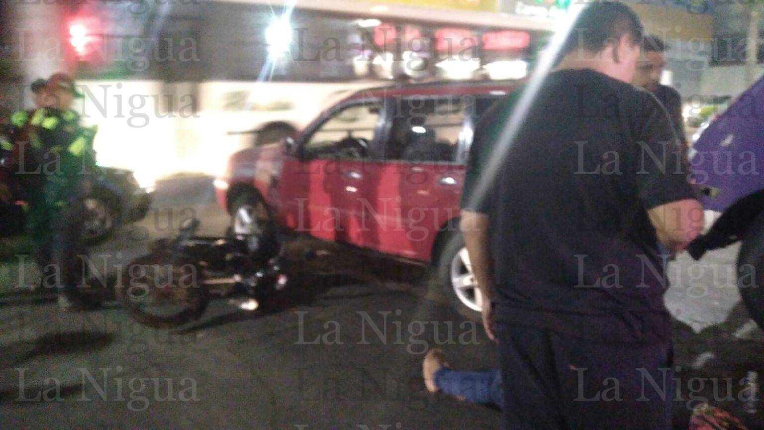 Motociclista choca contra camioneta