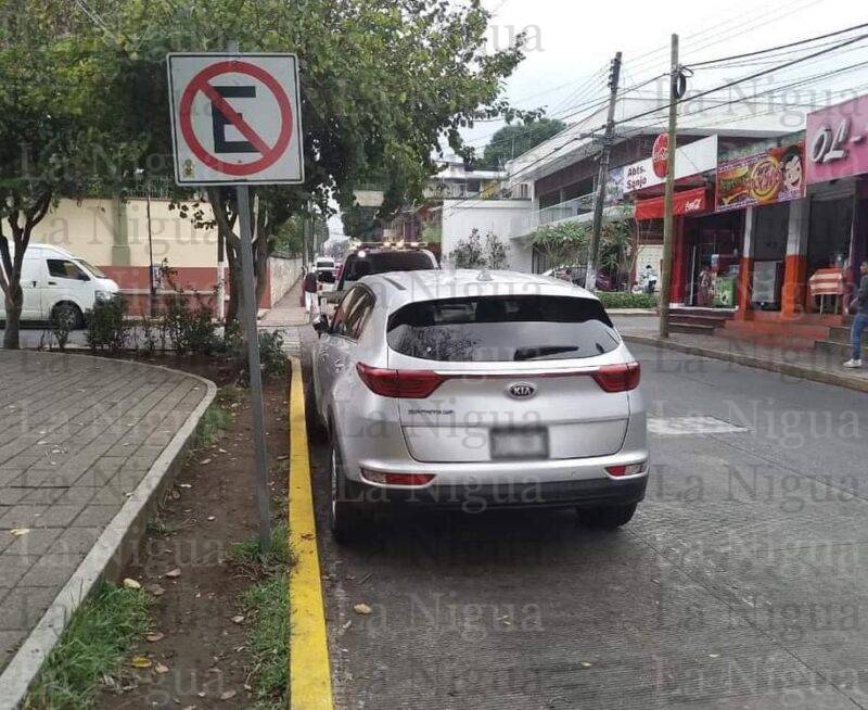 Invita Tránsito Municipal a respetar áreas públicas de estacionamiento; las guarniciones pintadas de amarillo están prohibidas