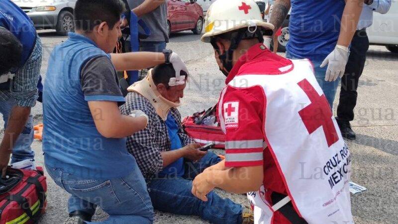 Ebrio motociclista resulta lesionado tras chocar contra camioneta