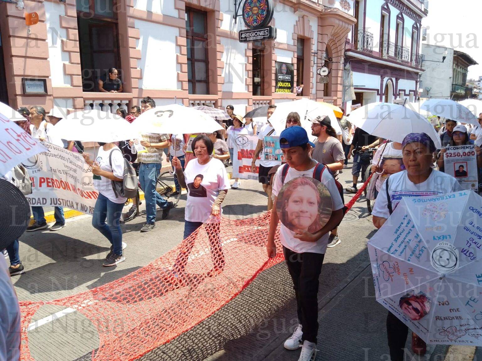 Marchan madres de desaparecidos en calles de Xalapa