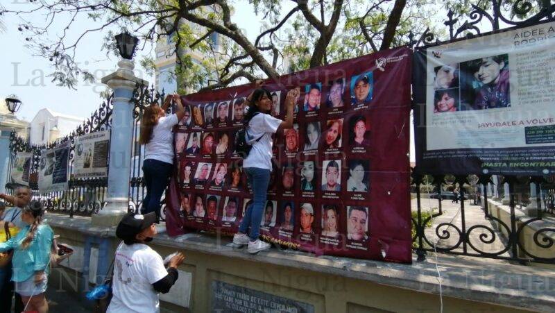 Colectivo Madre Luna coloca mantas de sus desaparecidos en la Catedral