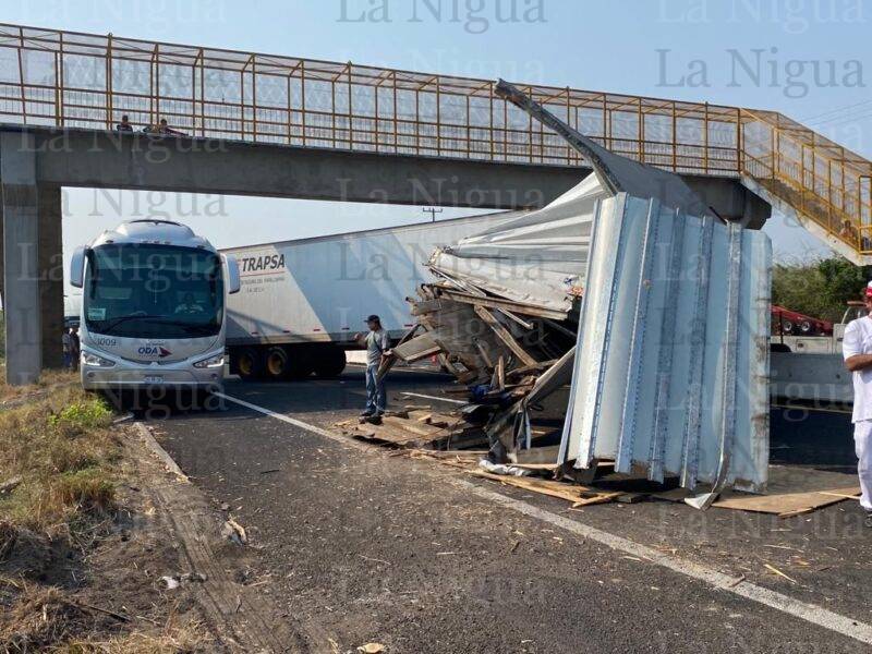 Carambola entre taxi y trailers deja daños materiales de consideración