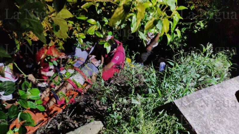 Localizan taxi abandonado en camino vecinal