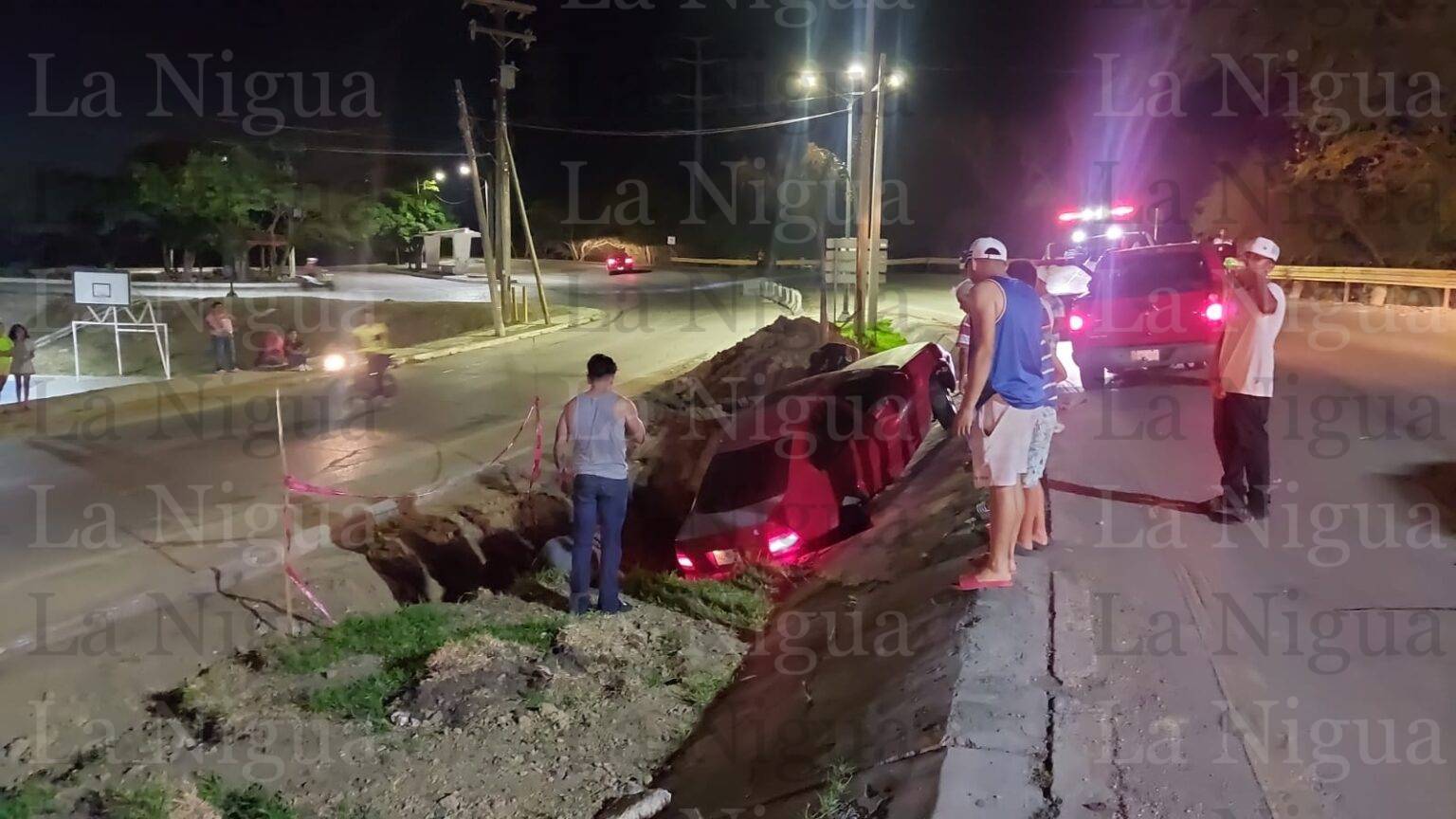 Automóvil que era jalado por otra unidad cayó en obra inconclusa de la Comapa zona sur Tamaulipas