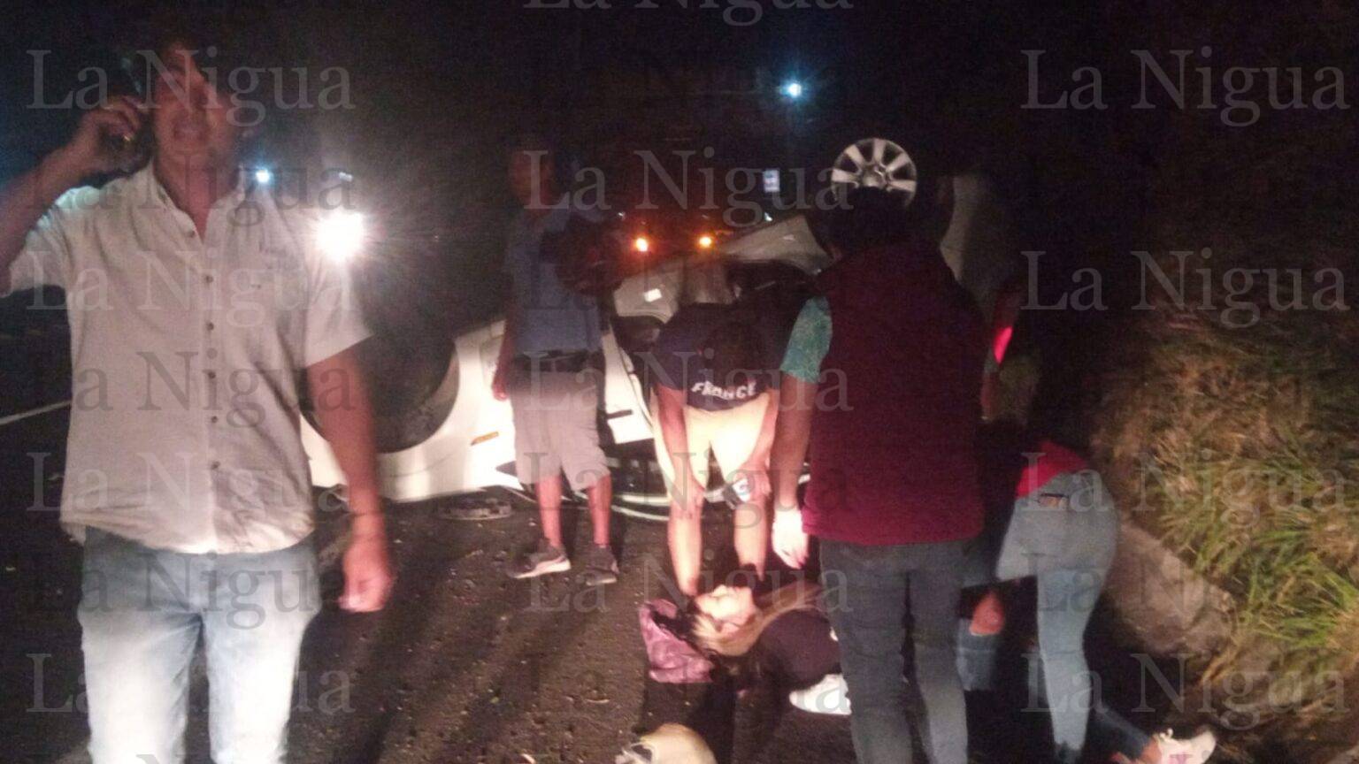 Dos heridos en volcadura de auto en Emiliano Zapata