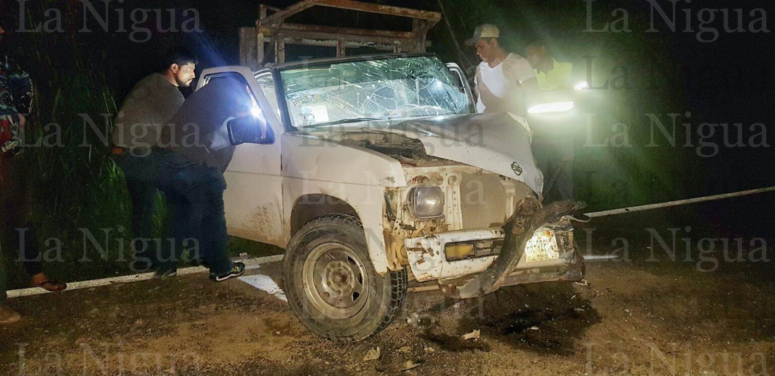 EBRIO CASI TERMINA PRENSADO AL CHOCAR CONTRA UN TRÁILER