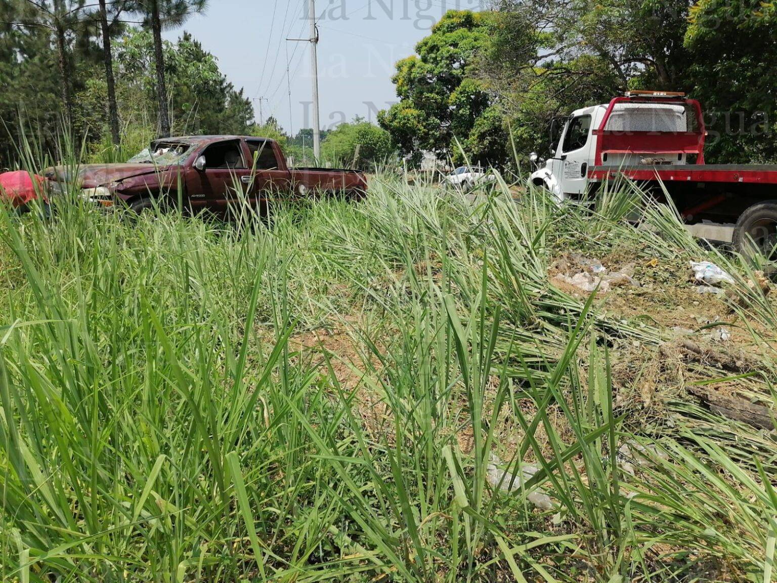 Camioneta se sale de la carretera al Cerro de Nanchital en Las Choapas
