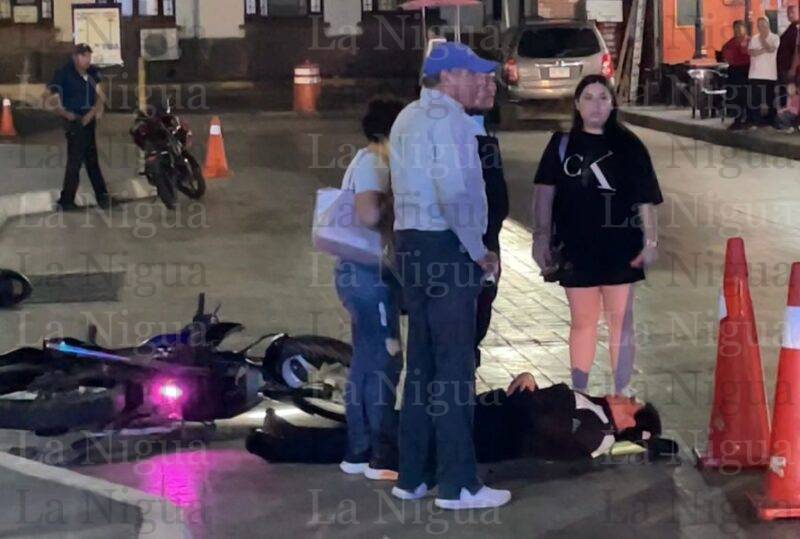 Motociclista atropella a mujer tránsito