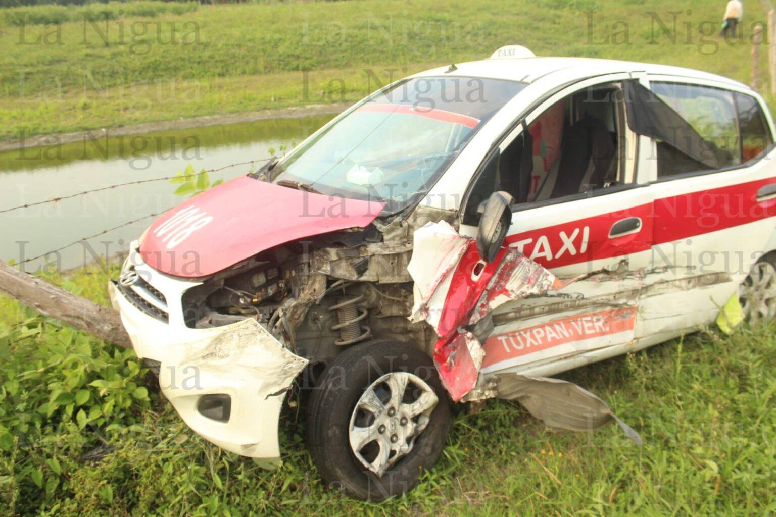 Encontronazo entre dos taxis deja 4 heridos