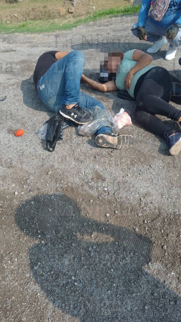 Pareja de motociclistas resulta lesionada en accidente.