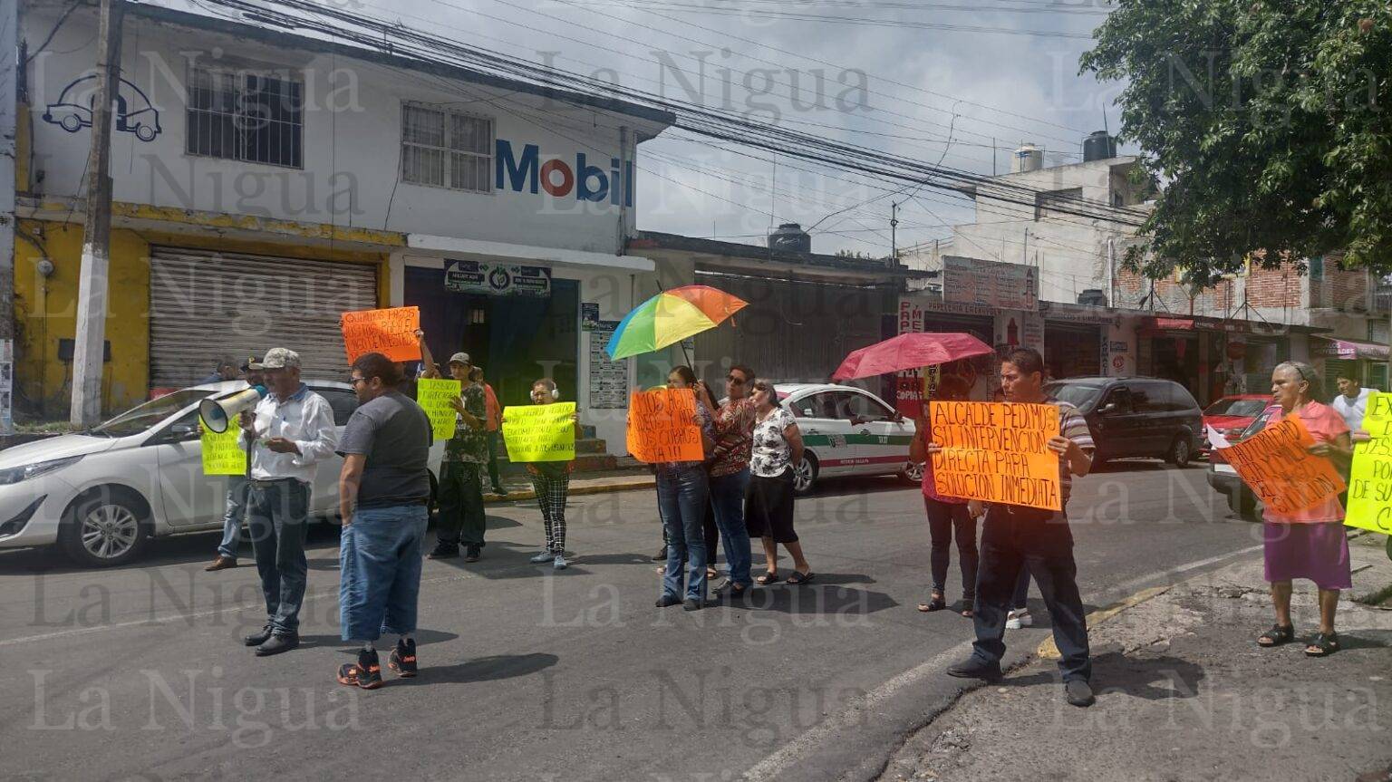 Con bloqueo vecinos piden a alcalde de Xalapa tome cartas en el asunto del agua potable