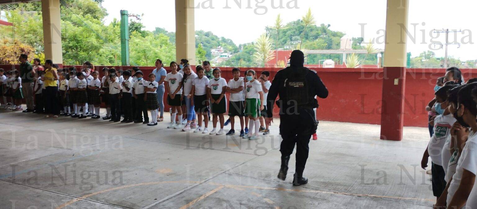 Realizaron un simulacro de balacera en plantel educativo de Papantla