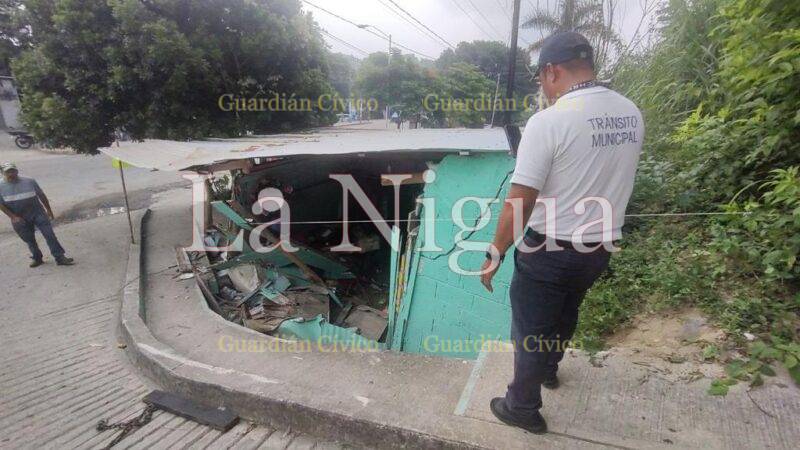 Le exigen más de 120 mil pesos por destruir pared de madera y lámina