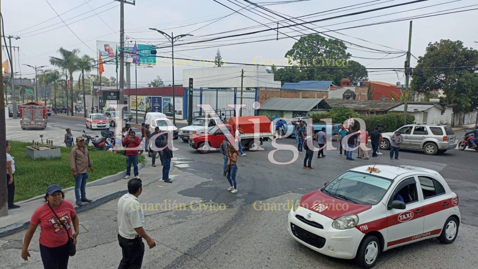 Manifestantes cierran acceso a Orizaba a la altura de la Ford