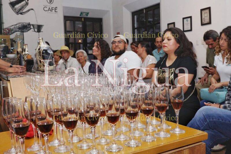 Disfrutan cordobeses de “Cata de Ron” en Museo del Café