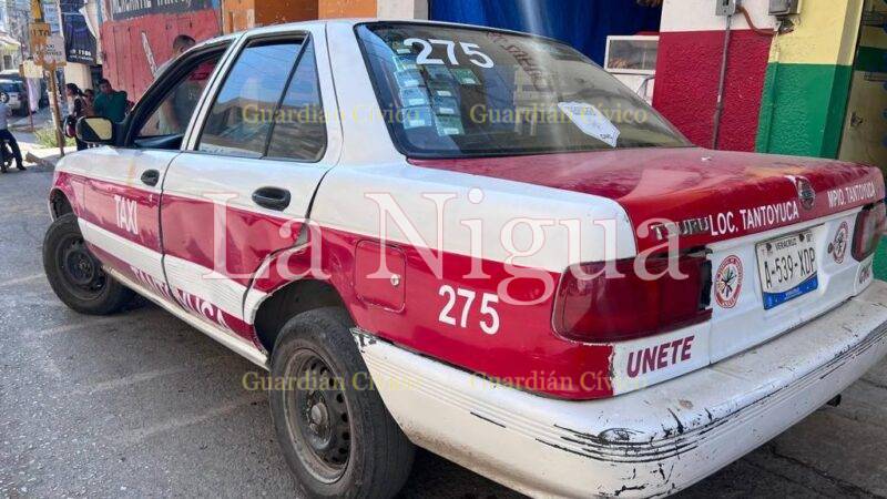 Choque entre camioneta y taxi deja sólo daños materiales