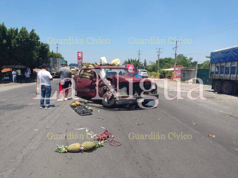 Solo daños materiales en choque entre camioneta y tractocamión