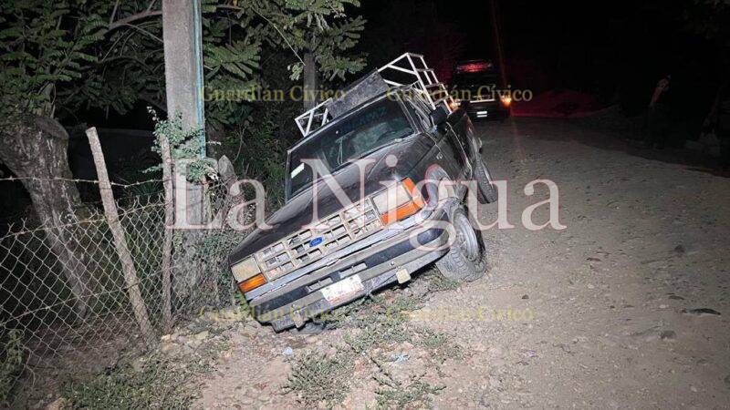 Aseguran camioneta abandonada en camino vecinal