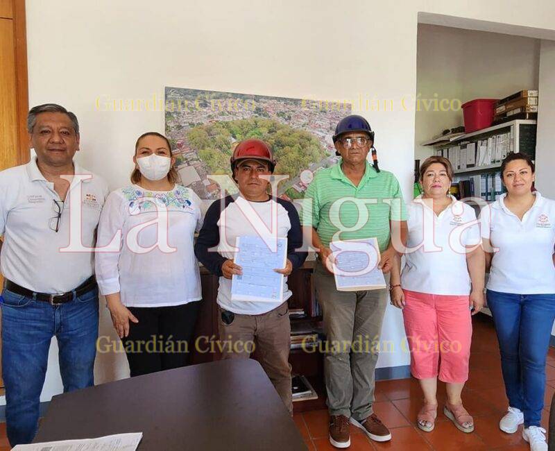 Entrega Ventura Demuner Torres, premios a los padres ganadores en las dinámicas del la celebración del Día del Padre.