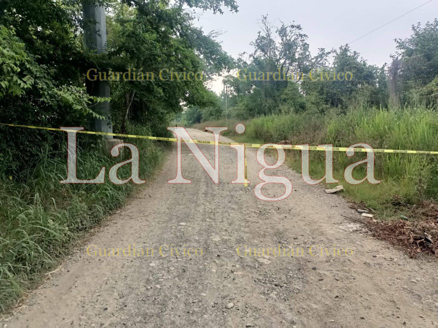 Encuentran un muerto sobre un camino vecinal; lo intentaron calcinar