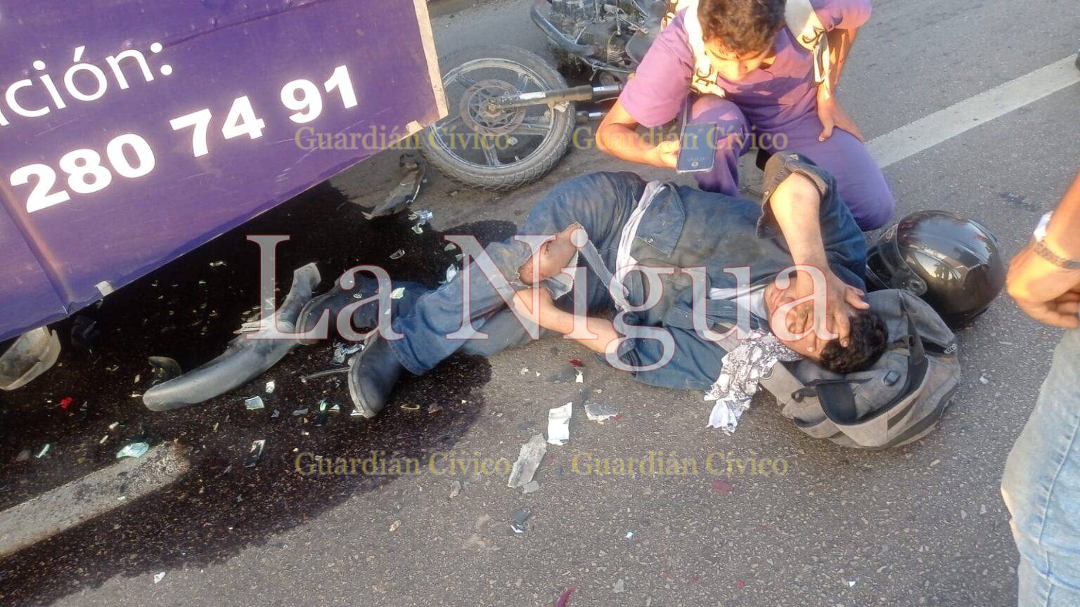 Motociclista lesionado tras chocar contra camión