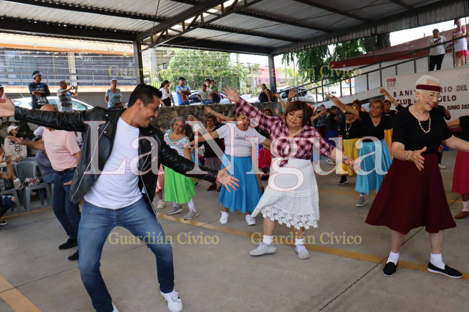 Entre risas, baile y mucho entusiasmo celebran adultos mayores el Octavo Aniversario del Club del Abuelo Fortín