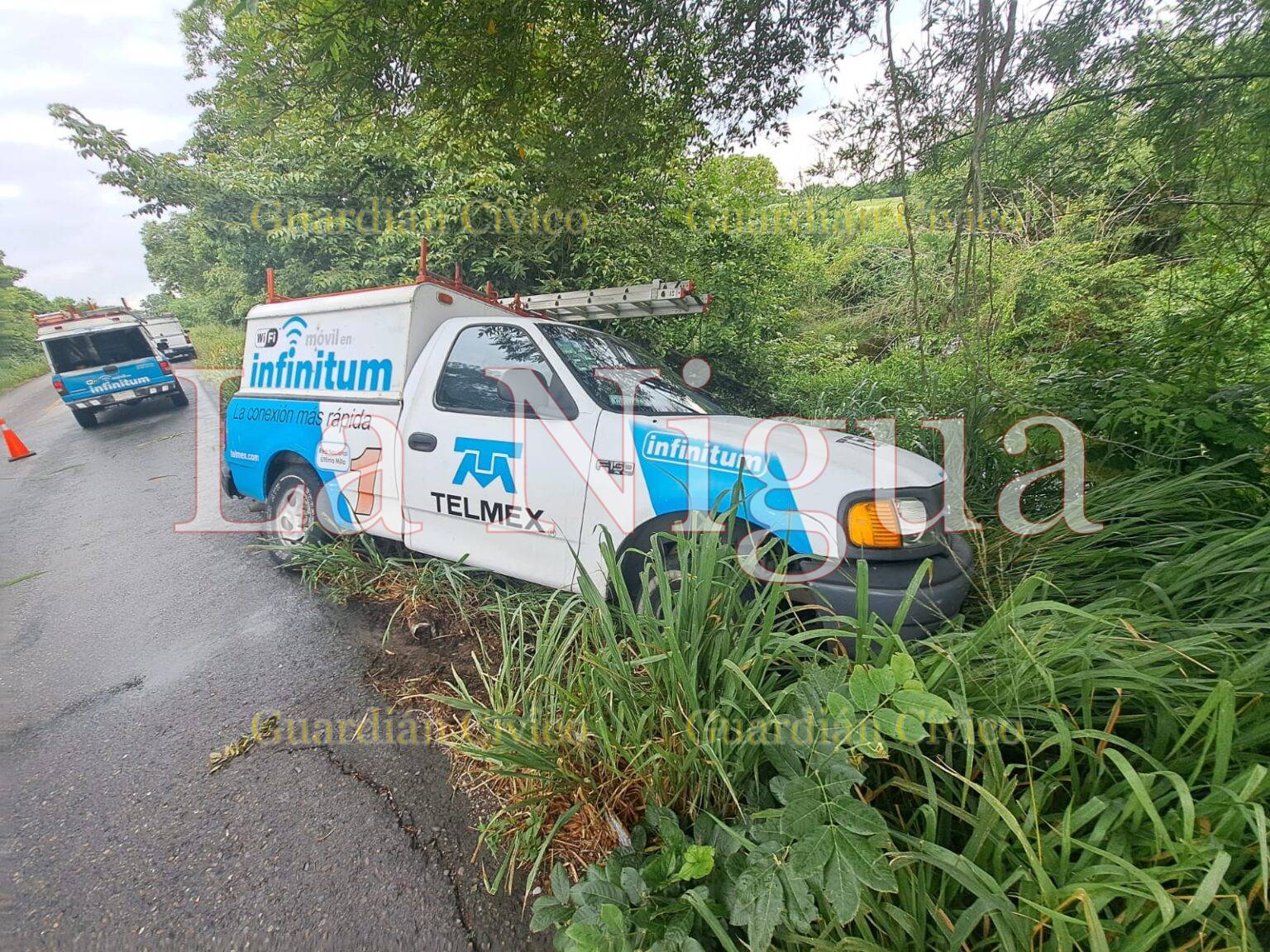 Camioneta de Telmex a punto de volcar