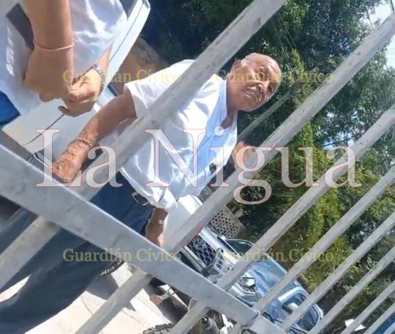 Maestro amenaza a familia con arma de fuego