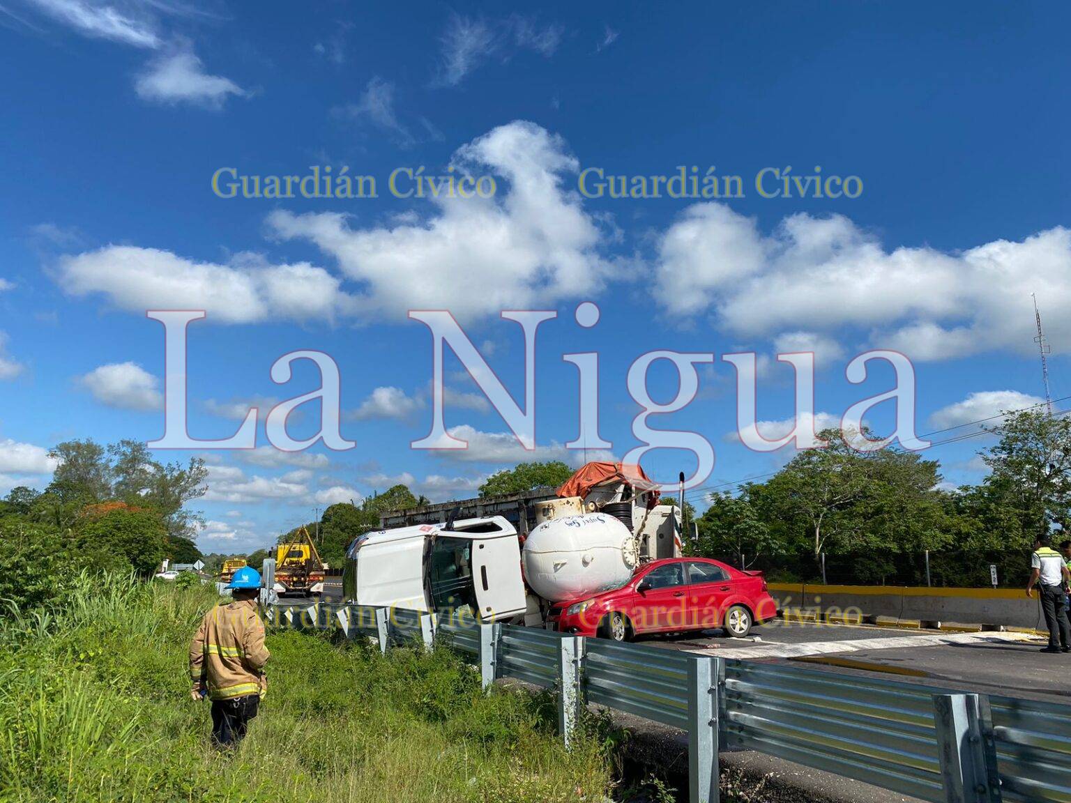 Múltiple choque termina con una fuga de gas en carretera del sur.
