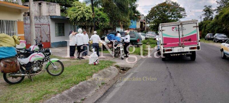 Choca contra camioneta de Correos
