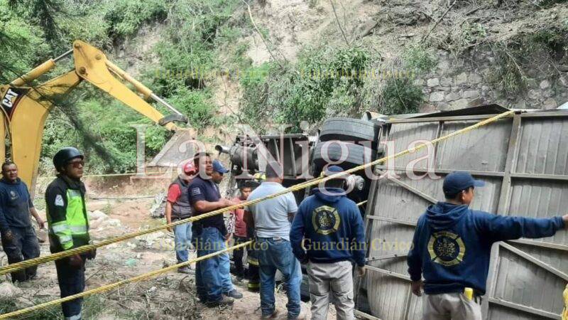 26 muertos en volcadura de autobús en Oaxaca