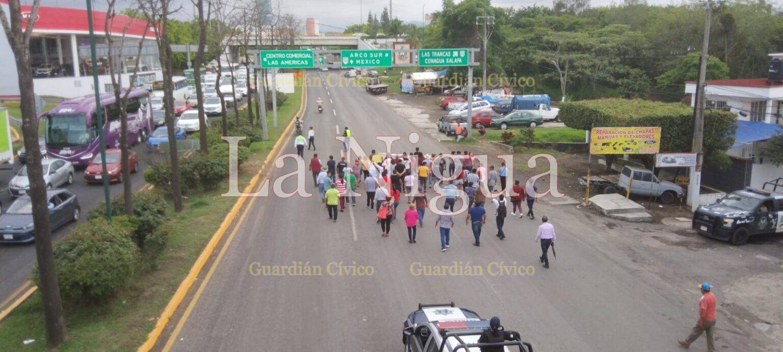 Obras afectan a comerciantes en Xalapa; piden a Tránsito que hagan su trabajo