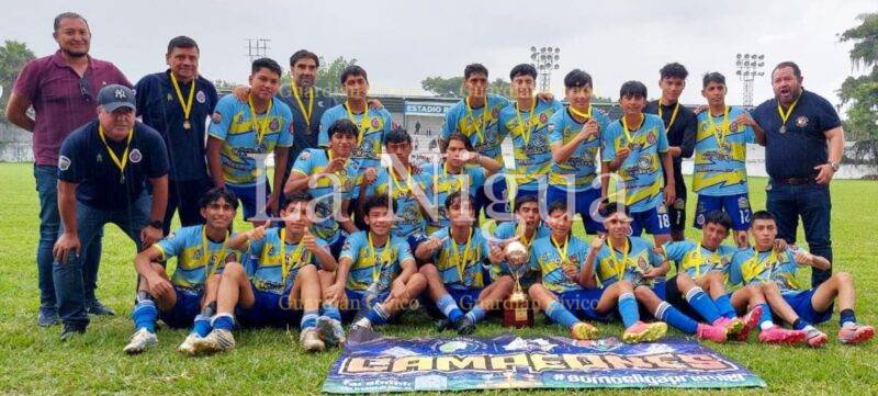 Caballeros de Córdoba,  Campeón sub 15, ganó 2-1