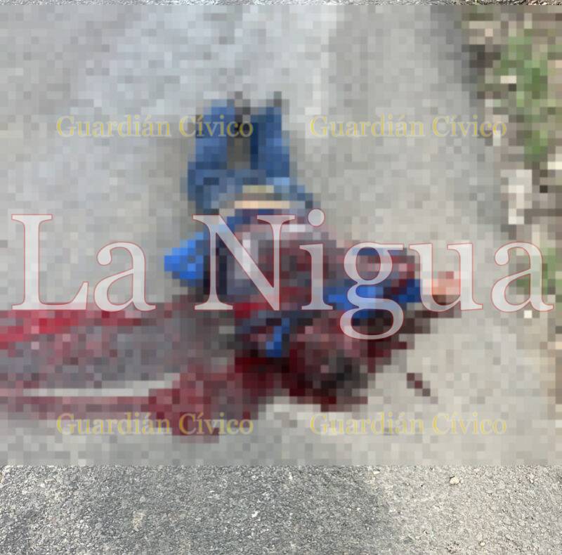 Hombre muerto, tirado sobre la cinta asfáltica. Probablemente arrollado posteriormente a su muerte.