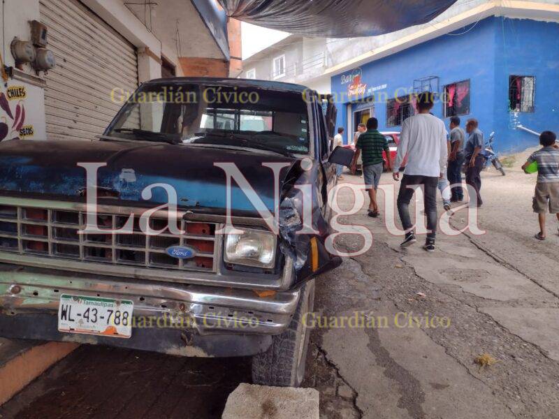 Conductor de camioneta pierde el control y choca contra taxi