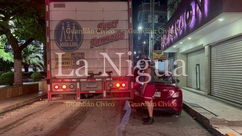 Camión choca contra vehículo estacionado en la Zona Centro