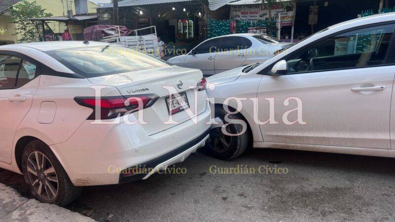 Vehículo sin control choca contra dos vehículos estacionados