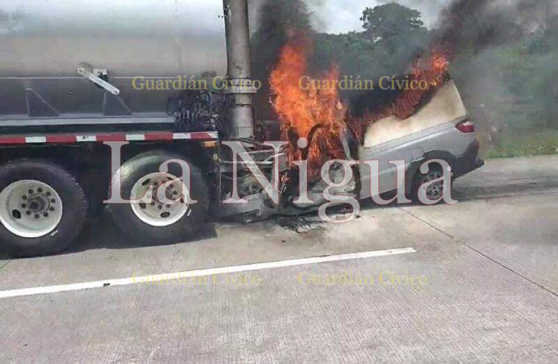 Conductor de camioneta choca contra pipa y muere calcinado en Amatlán