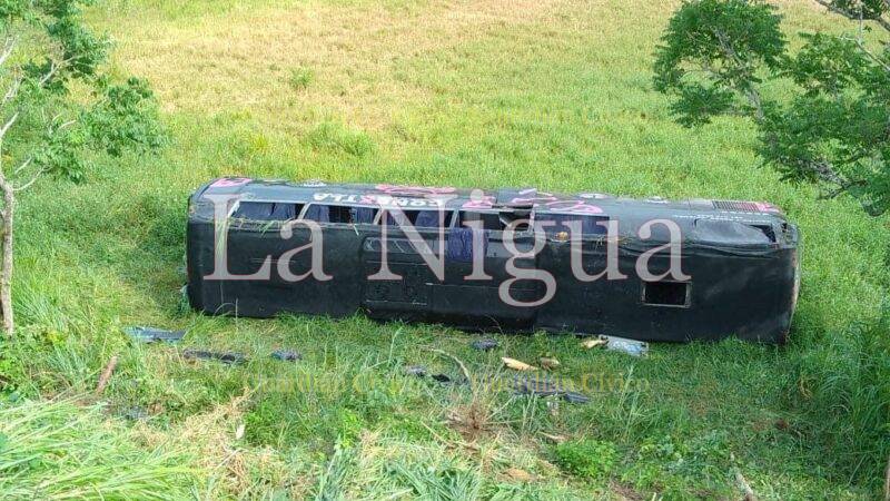 Autobús de turismo terminó en un barranco en San Juan Evangelista; hay 15 lesionados.