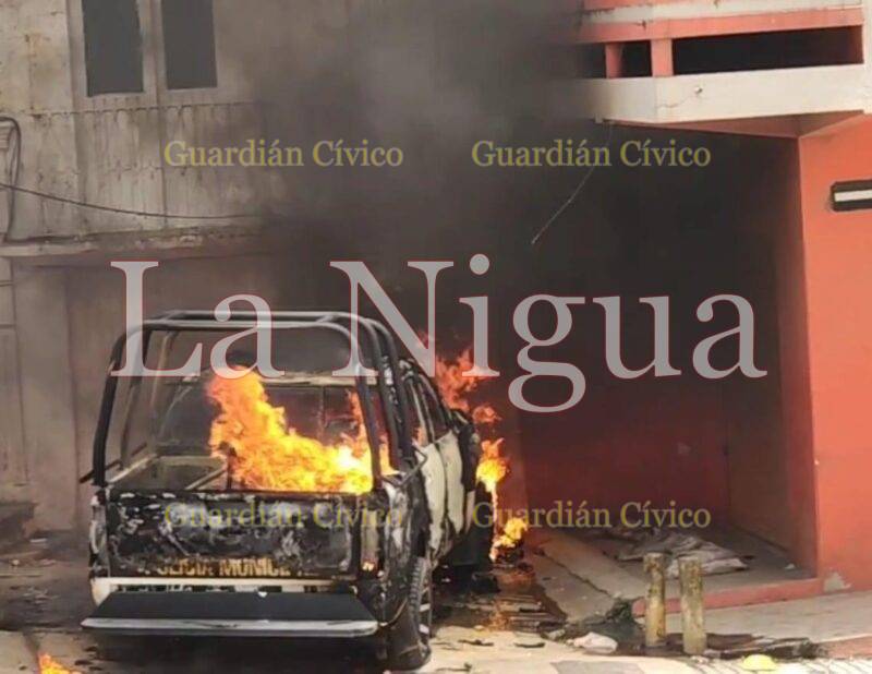 HABITANTES DESTROZAN PALACIO Y QUEMAN PATRULLA POR MUERTE DE SEXAGENARIO