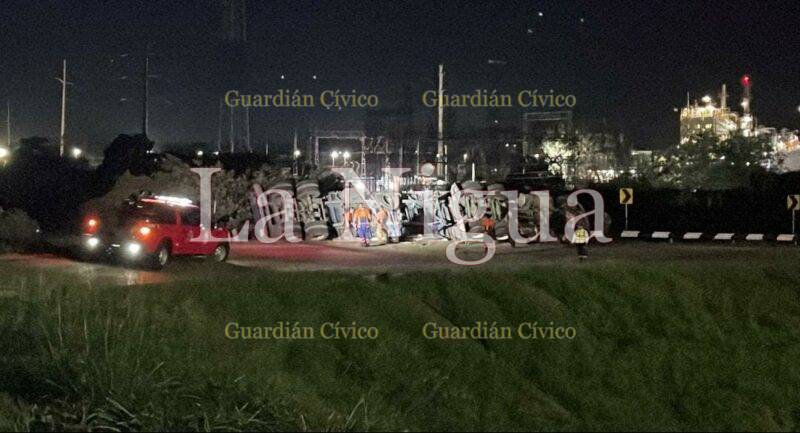 Tráiler vuelca,  por fortuna no se reportaron personas lesionadas