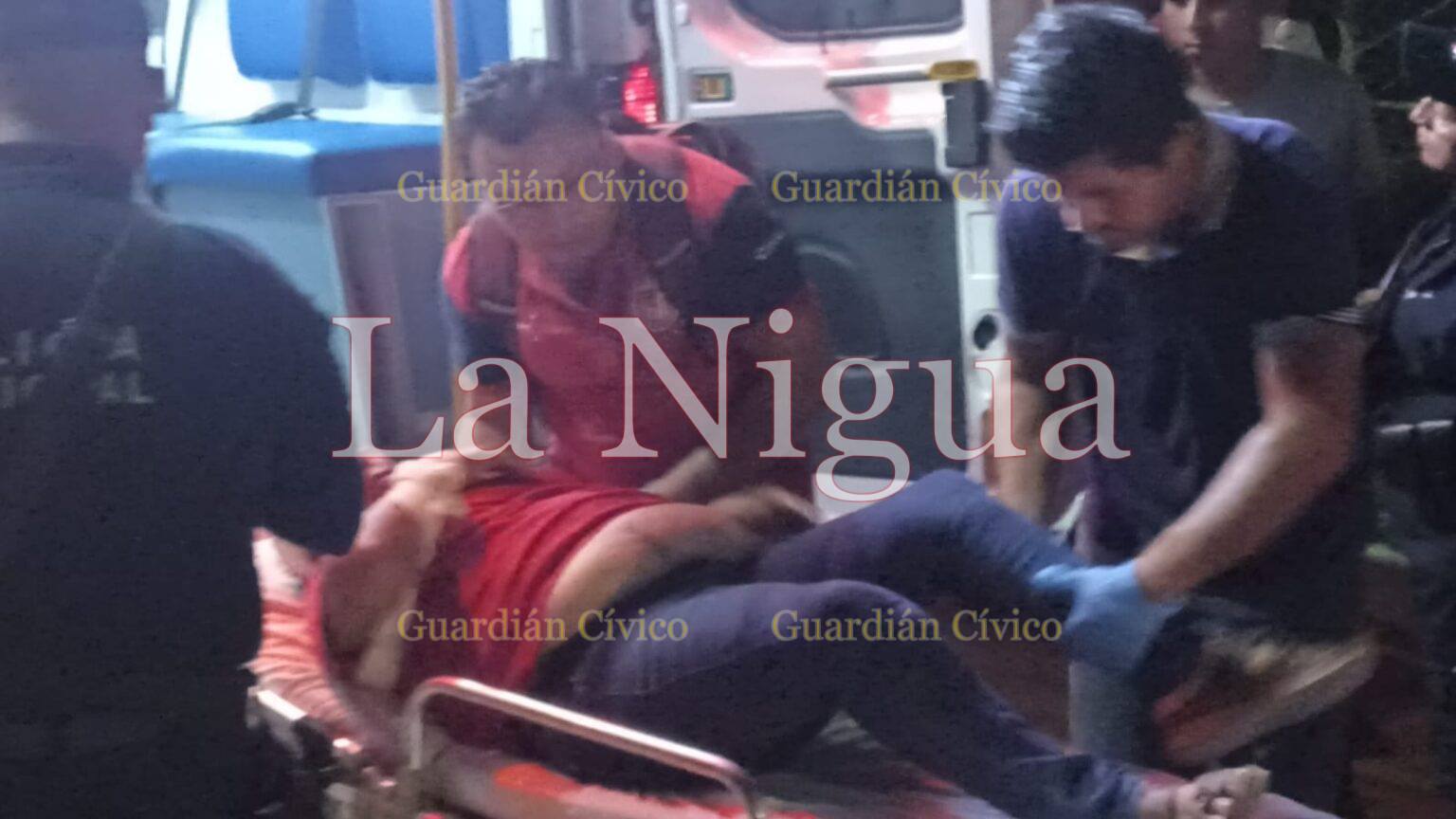 Camioneta de Bachoco causa accidente en Las Choapas, hay 4 lesionados