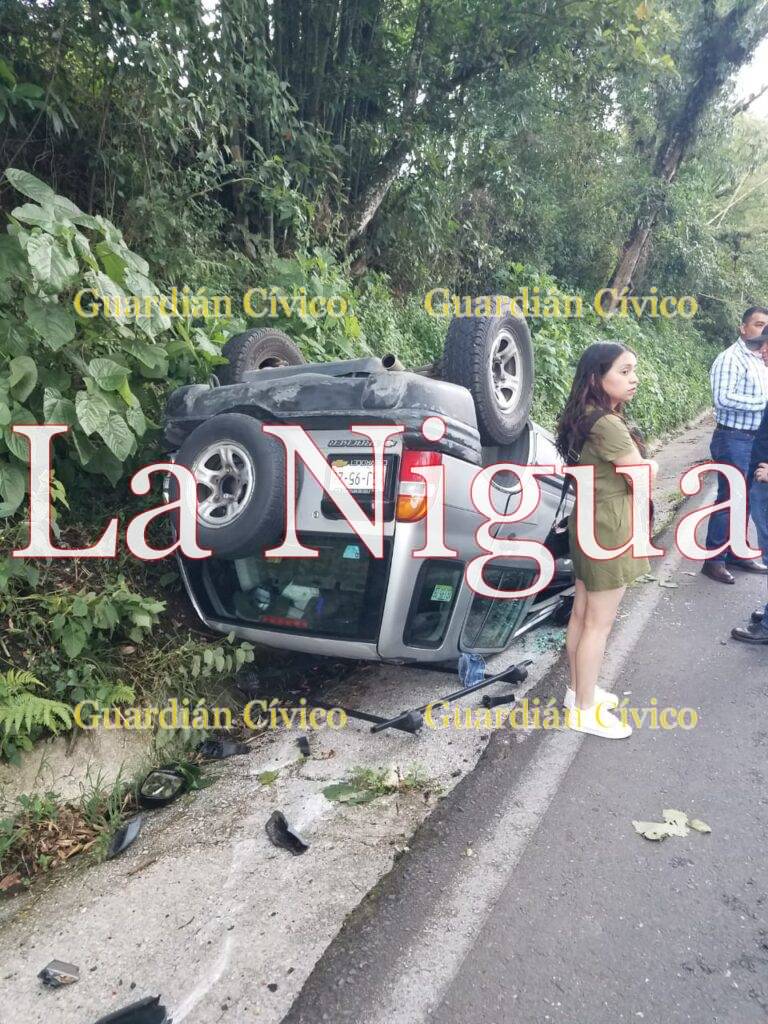 VUELCA CAMIONETA EN DOS CAMINOS