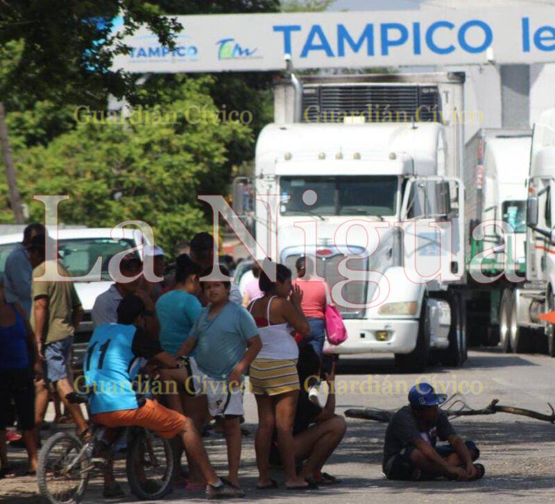 Tres días sin luz en el sector Moscú, provocó que familias bloquearan la carretera Tampico- Valles