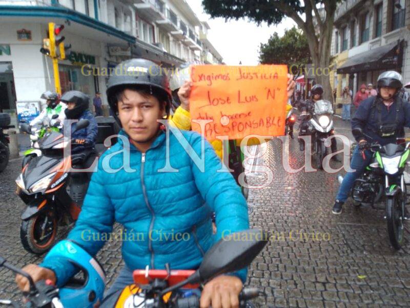 Empleado de la ayudantía del gobierno estatal atropelló a joven repartidor; familia pide justicia