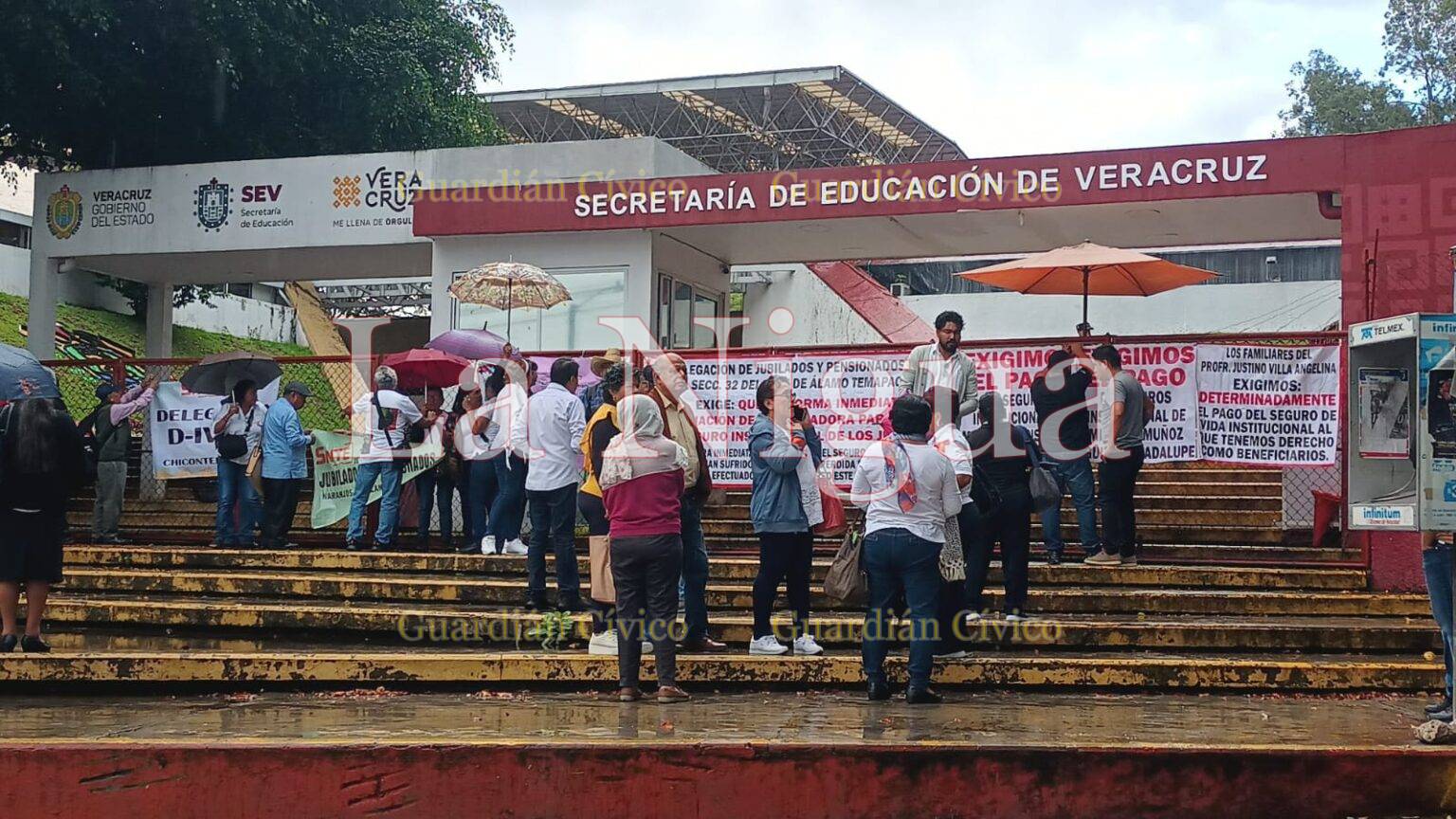 Familiares y comapaeros de maestros fallecidos exigen pago del Seguro de Vida Institucional