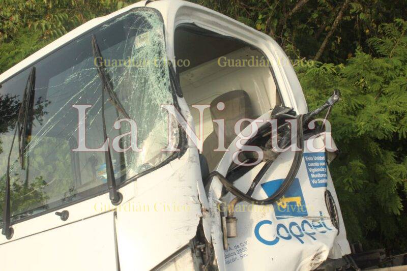 ¡Fuerte encontronazo entre un camión de Dominós vs Coppel