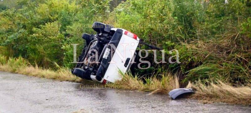 Volcó camioneta con familia de Tantoyuca